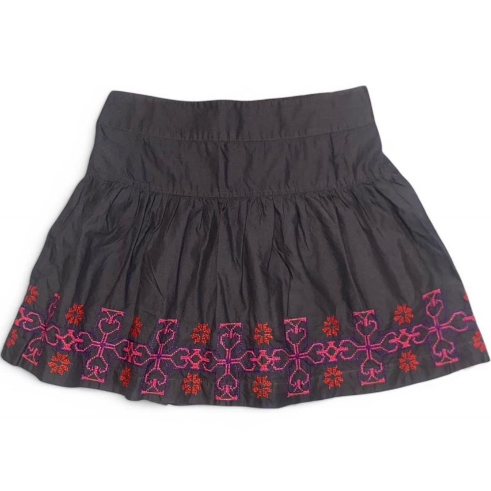 American Eagle Outfitters Gray and Pink embroidered Mini Skirt in Women’s Small.